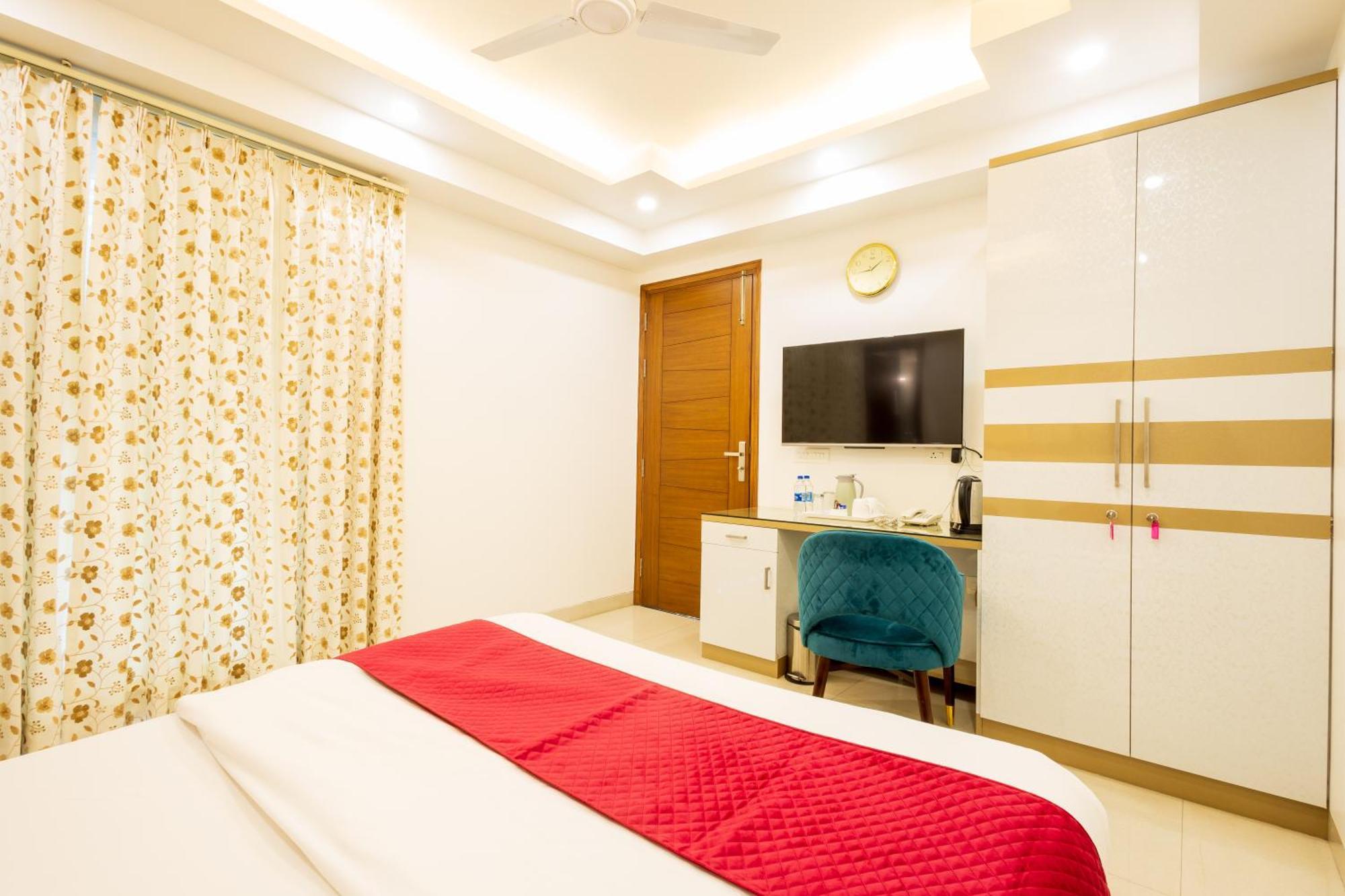 Hotel Krish - Near Medanta And Fortis Hospital Gurugram 구르가온 외부 사진