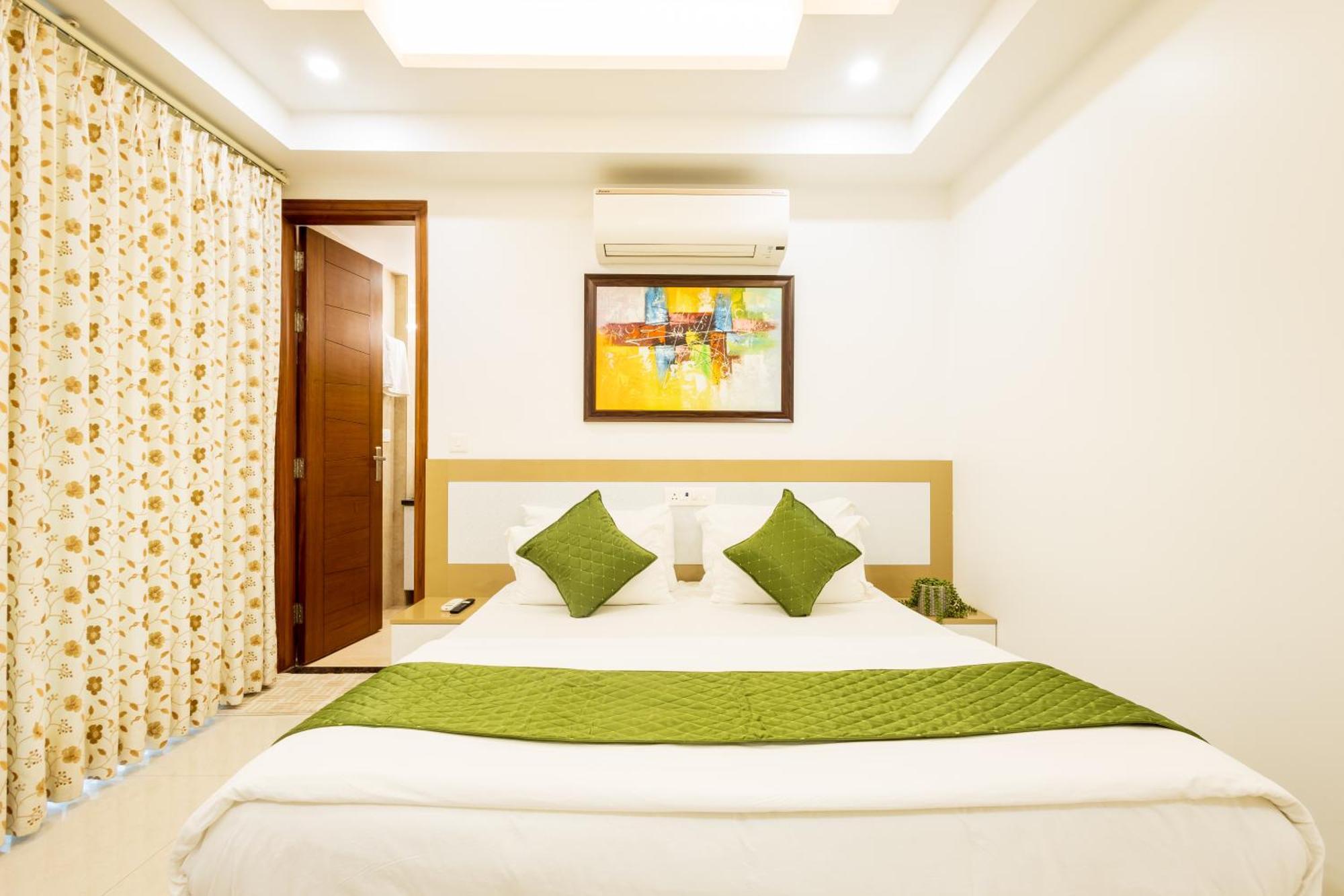 Hotel Krish - Near Medanta And Fortis Hospital Gurugram 구르가온 외부 사진