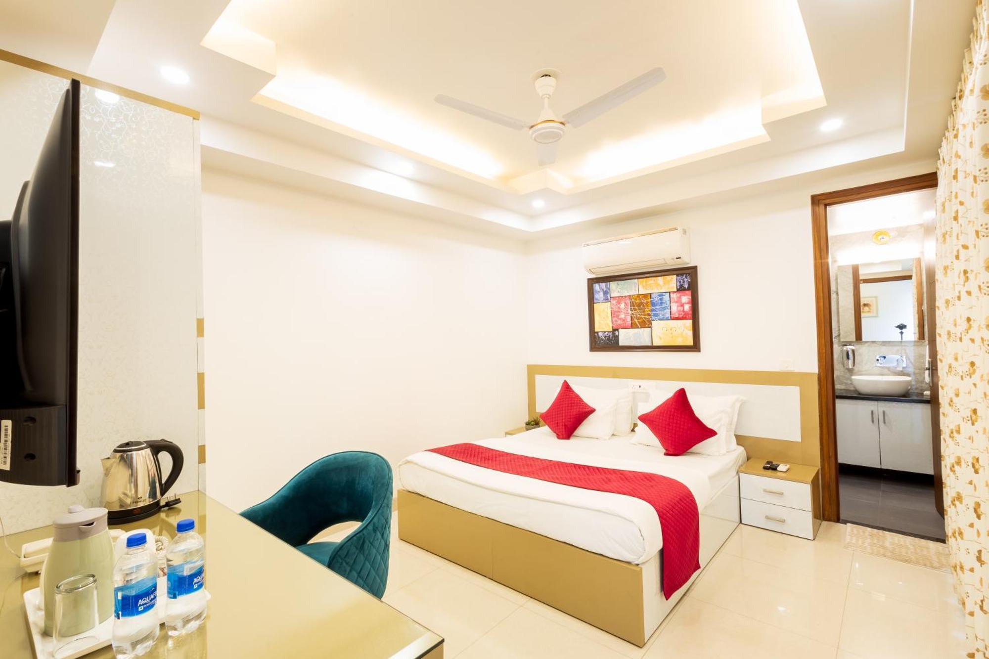 Hotel Krish - Near Medanta And Fortis Hospital Gurugram 구르가온 외부 사진