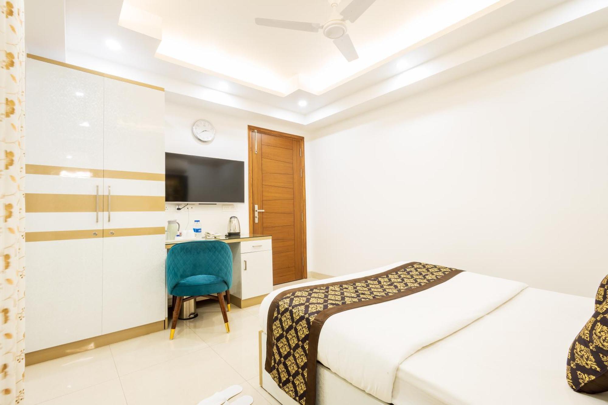 Hotel Krish - Near Medanta And Fortis Hospital Gurugram 구르가온 외부 사진