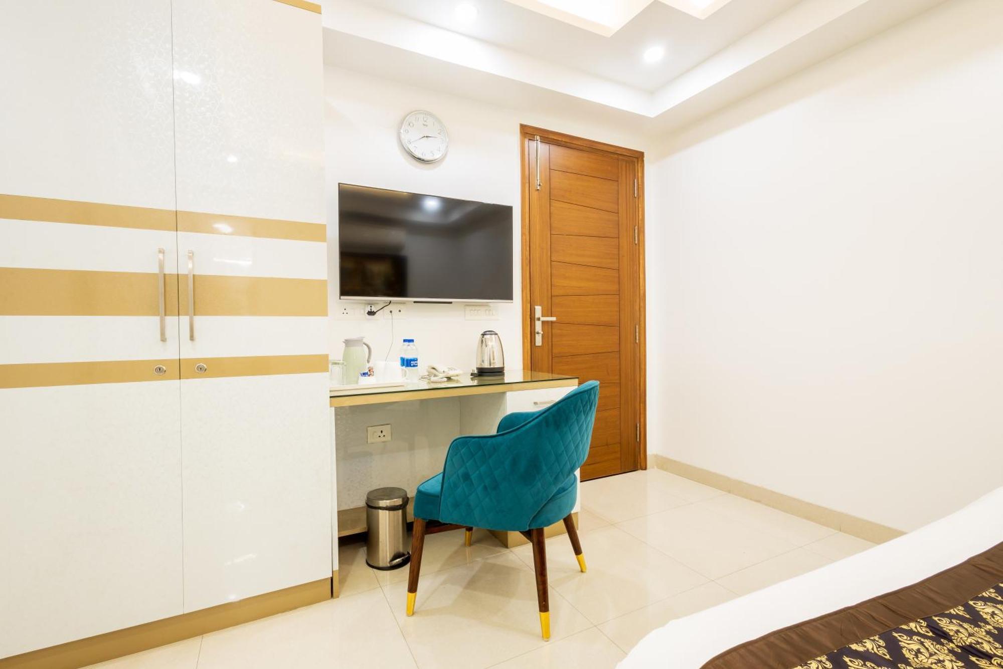 Hotel Krish - Near Medanta And Fortis Hospital Gurugram 구르가온 외부 사진